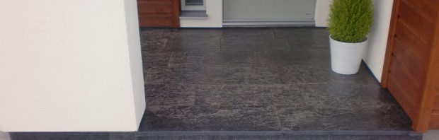 Huvudentré med nylagt skiffer